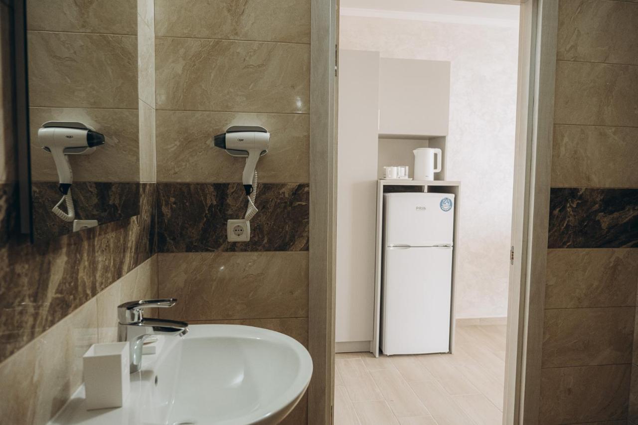 Hotel Три Слона Zatoka Esterno foto
